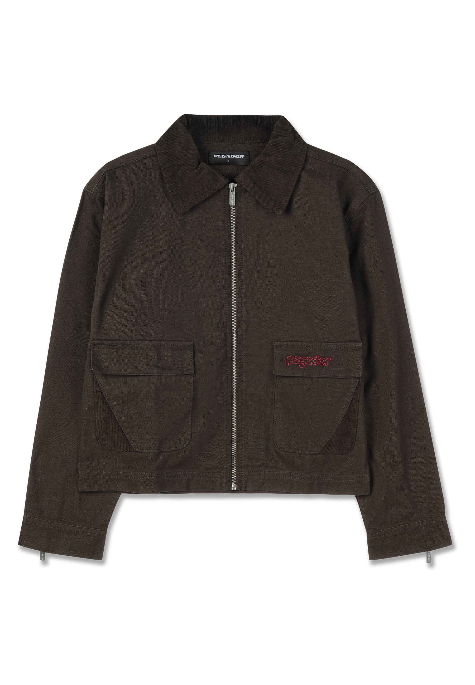 Braune Jacke mit Reißverschluss vorne, Kragen, zwei Fronttaschen und roter "Pegador"-Bordierung. Hergestellt aus strapazierfähigem Stoff mit strukturierter Oberfläche.