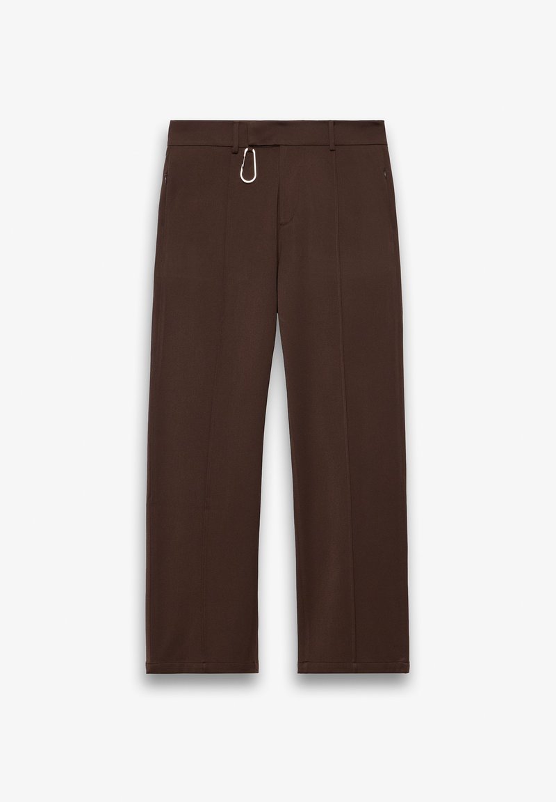 Dunkelbraune, gerade geschnittene Hose mit Gürtelschlaufen und einem kleinen silbernen Karabinerhaken, der am Bund befestigt ist.