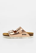 Roségoldene Slidesandale mit zwei verstellbaren Riemen mit Schnallen, Korkfußbett, weißer Sohle und "BAYTON" Logo an der Seite.