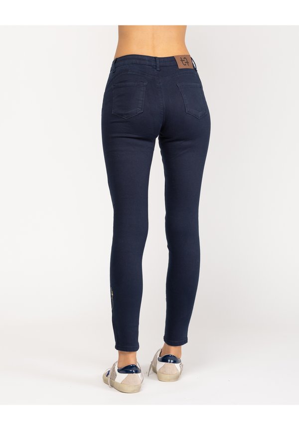 Tantra MIT HOHER TAILLE