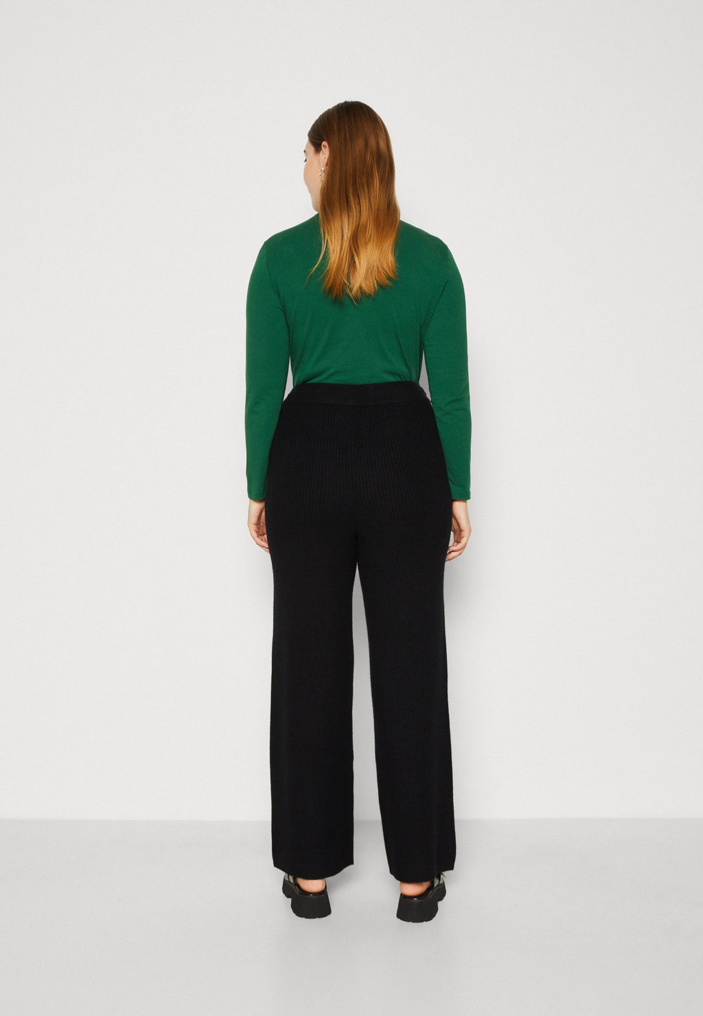 CARKATIA TROUSER Media 4