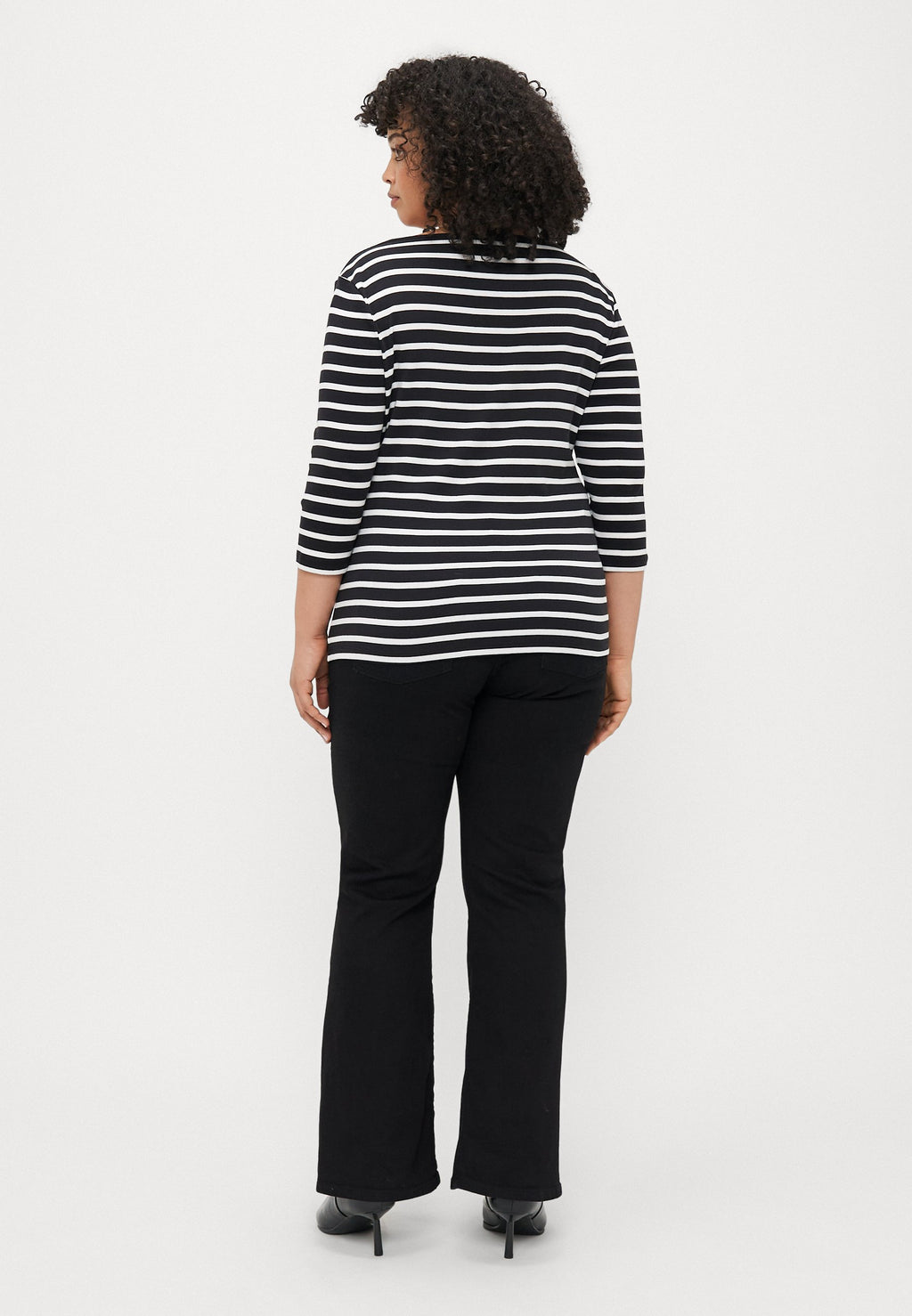 CURVE BOAT NECK THREE-QUARTER SLEEVE T-SHIRT Media 4