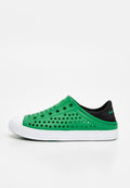 Grüner Slip-On-Sneaker mit mehreren Belüftungslöchern, weißer Gummisohle, schwarzem Fersenbereich und gebrandetem Detail auf der Rückseite.