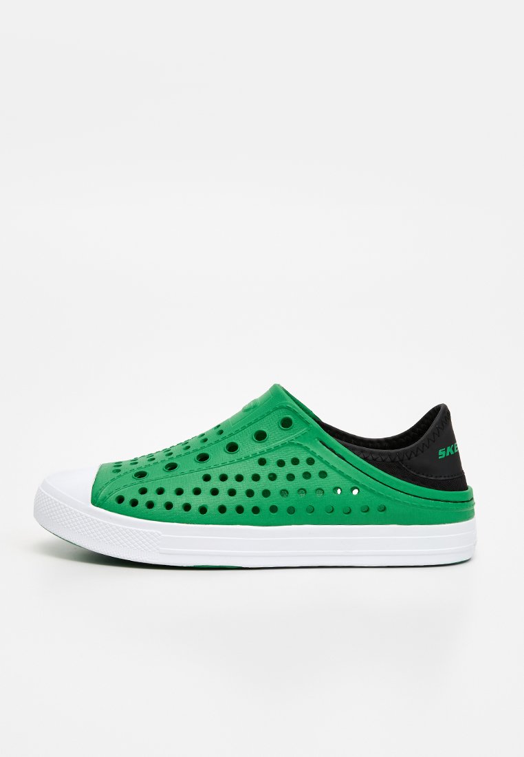 Grüner Slip-On-Sneaker mit mehreren Belüftungslöchern, weißer Gummisohle, schwarzem Fersenbereich und gebrandetem Detail auf der Rückseite.