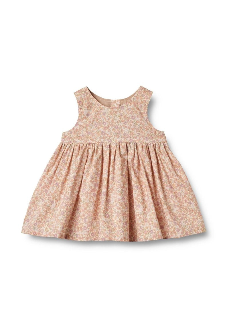 Ärmelloses Baby-Kleid mit pink-beigefarbenem Blumenmuster, gerafftem Bund und rundem Ausschnitt auf weißem Hintergrund.