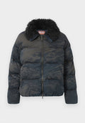 Schwarze gesteppte Pufferjacke mit Kunstfellkragen, Reißverschluss und subtilen Camouflagemuster. Verfügt über zwei Seitentaschen.