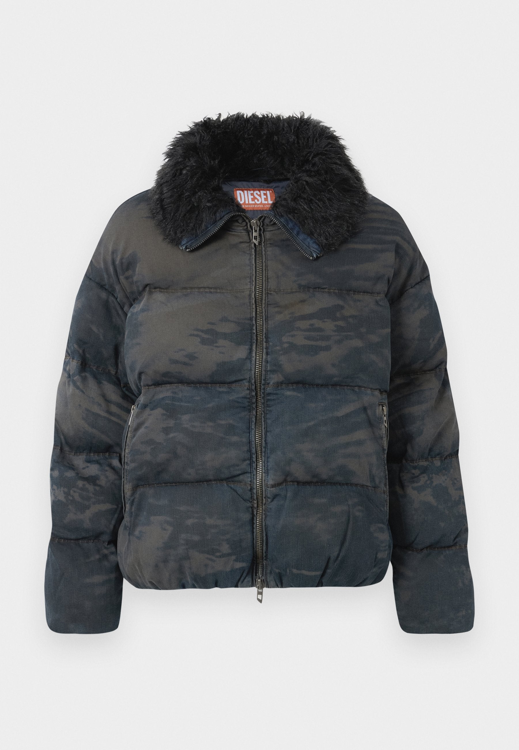 Schwarze gesteppte Pufferjacke mit Kunstfellkragen, Reißverschluss und subtilen Camouflagemuster. Verfügt über zwei Seitentaschen.