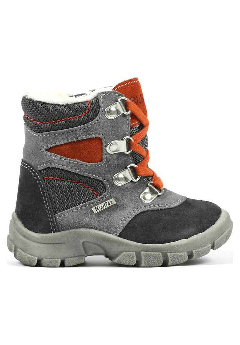 Grau ankle boot aus einer Mischung von Wildleder und Netzmaterialien, mit orangen Akzenten, metallischen Ösen und einer Gummisohle mit strukturiertem Profil.