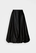 Schwarzer Satin-Midi-Rock mit voluminösem, ballonartigem Schnitt. Glatte Textur und eine enganliegende Taille, entworfen für eine fließende Silhouette.
