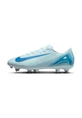 Hellblaue Fußballschuhe mit dunkelblauen Akzenten, strukturiertem Obermaterial, geschwungenem Design und sichtbaren Stollen auf einem weißen Hintergrund.