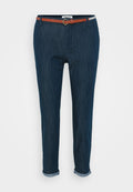 Dunkelblaue Denim-Hosen mit umgeschlagenen Bündchen, ausgestattet mit einem braunen Gürtel mit einer goldenen Schnalle und einem Etikett mit der Aufschrift "ONLY" am Bund.