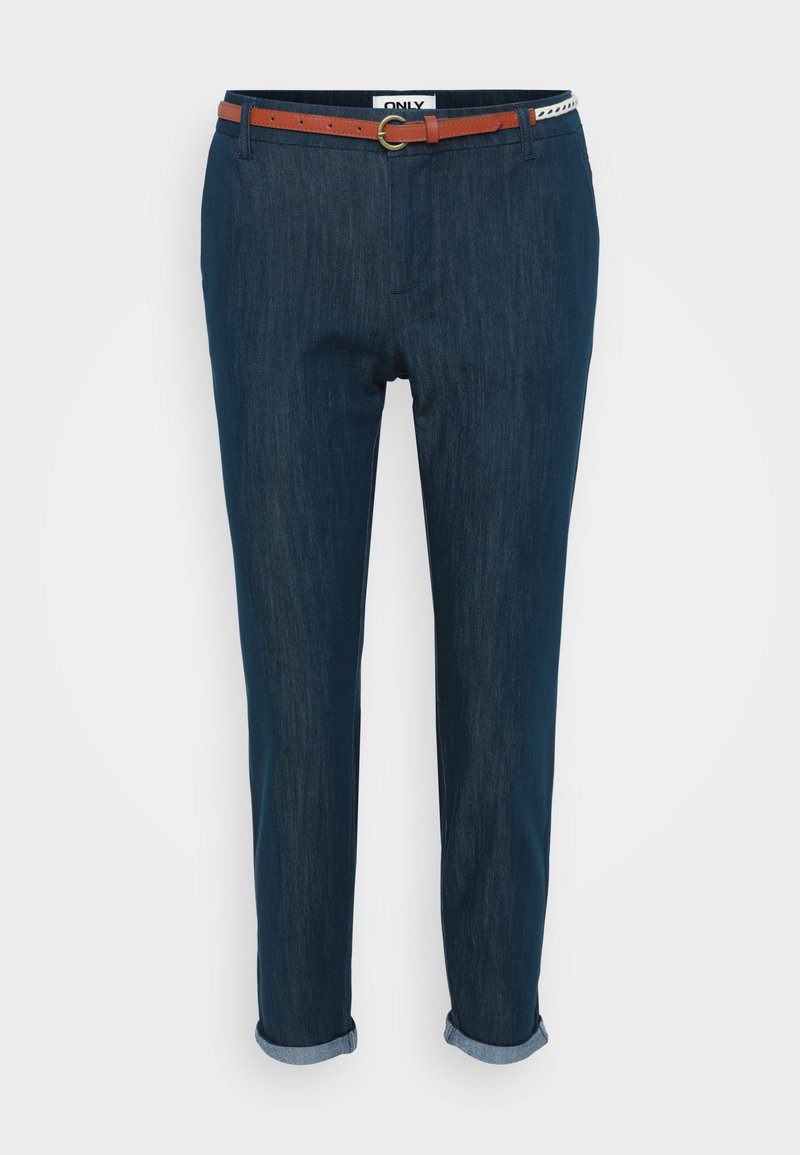 Dunkelblaue Denim-Hosen mit umgeschlagenen Bündchen, ausgestattet mit einem braunen Gürtel mit einer goldenen Schnalle und einem Etikett mit der Aufschrift "ONLY" am Bund.