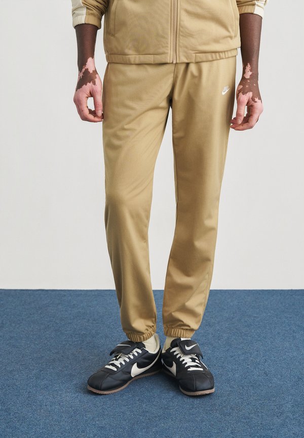 Nike Sportswear CLUB SET - Tracksuit - parachute beige/khaki/white
