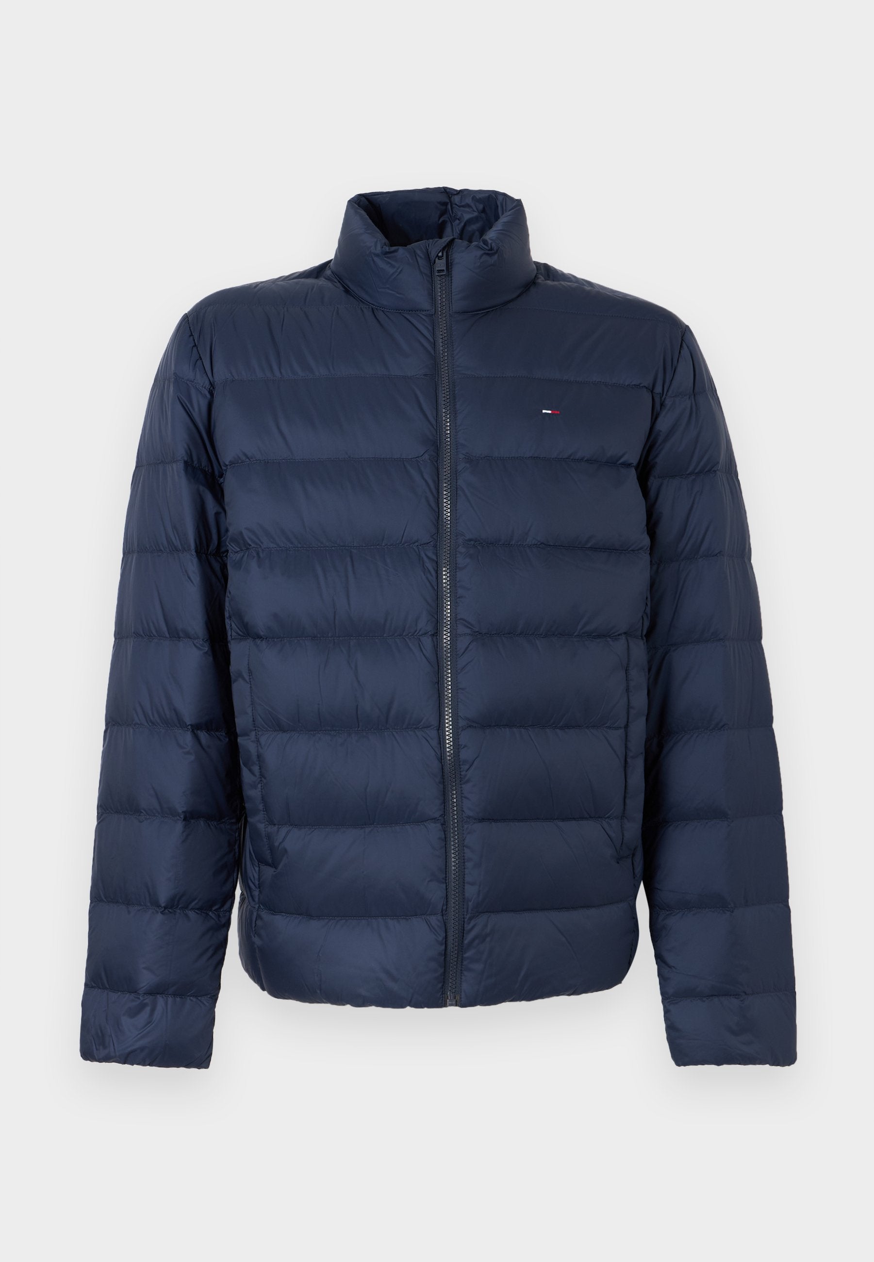 Marineblaue gesteppte Steppjacke mit durchgehendem Frontreißverschluss, Stehkragen, langen Ärmeln und kleinem Logo auf der linken Brust.