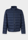 Marineblaue gesteppte Steppjacke mit durchgehendem Frontreißverschluss, Stehkragen, langen Ärmeln und kleinem Logo auf der linken Brust.