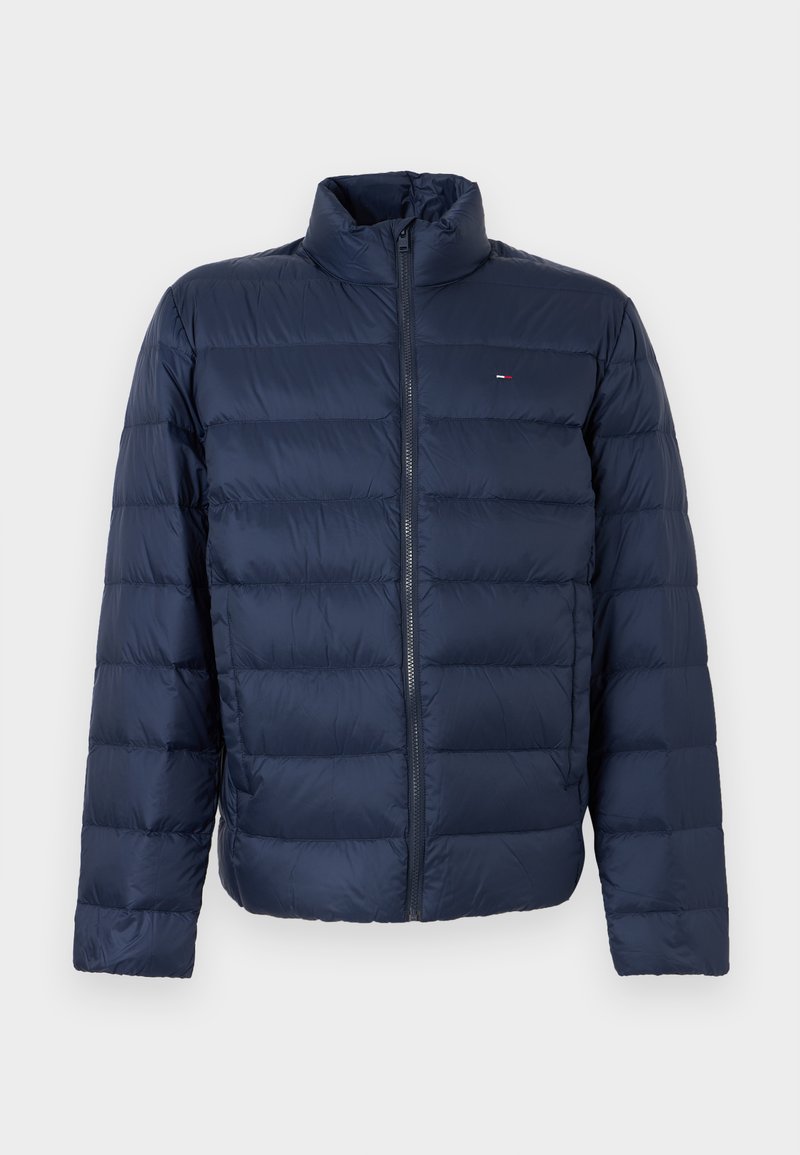 Marineblaue gesteppte Steppjacke mit durchgehendem Frontreißverschluss, Stehkragen, langen Ärmeln und kleinem Logo auf der linken Brust.