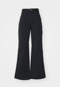 Schwarze weite Hosen aus Baumwolle mit hoher Taille, Fronttaschen und Knopfverschluss. Glatte Textur mit geradem Schnitt.