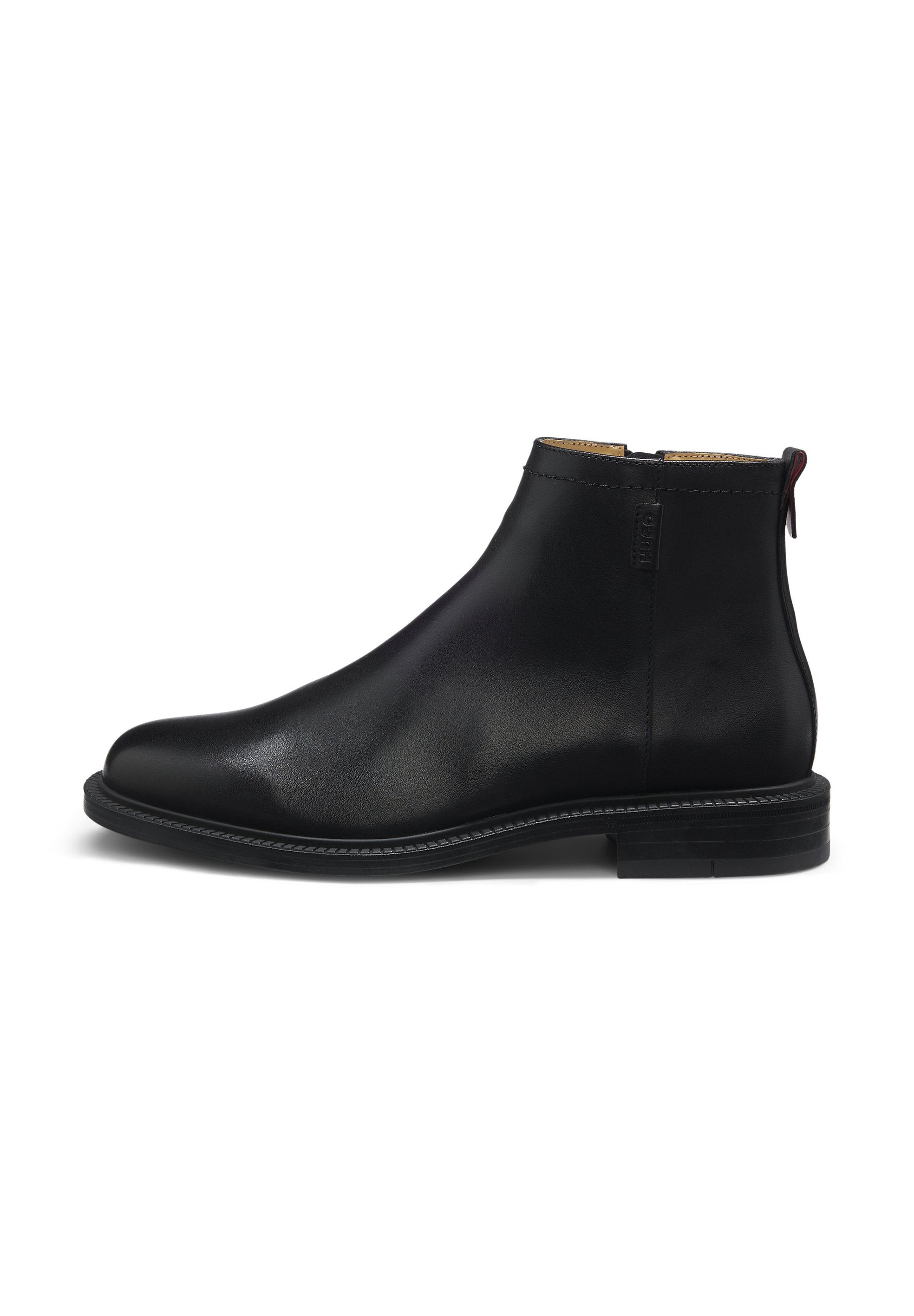 Schwarzer Leder-Stiefelette mit seitlichem Reißverschluss, glattem Obermaterial, niedrigem Blockabsatz und Zuglasche hinten, seitlich auf weißem Hintergrund dargestellt.