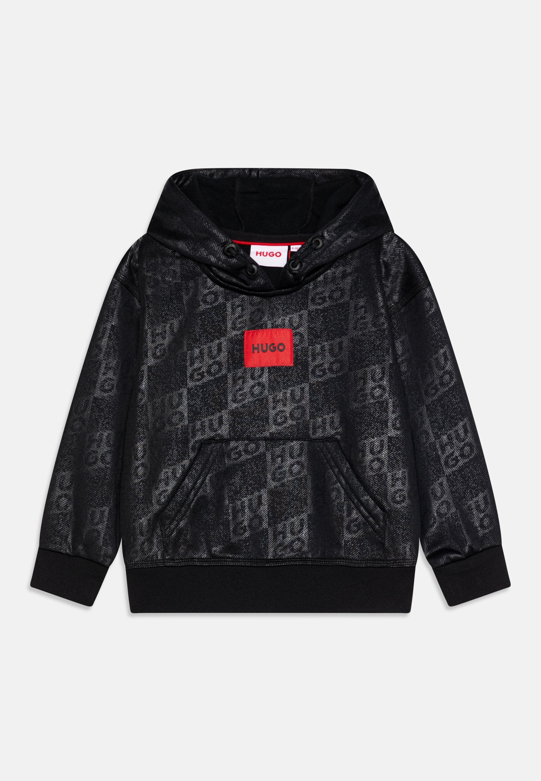 Schwarzer Hoodie mit einem strukturierten Muster und einem Logoaufdruck. Er verfügt über eine frontale Kängurutasche und ein rotes Logopatch. Weicher Stoff, verstellbare Kapuze.