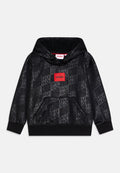 Schwarzer Hoodie mit einem strukturierten Muster und einem Logoaufdruck. Er verfügt über eine frontale Kängurutasche und ein rotes Logopatch. Weicher Stoff, verstellbare Kapuze.