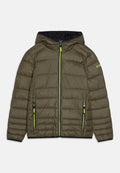 Olivgrüne Pufferjacke mit Kapuze, Reißverschlussfront und schwarzen Akzenten. Verfügt über vertikale Nähte und kontrastierende neongrüne Reißverschlusdetails.