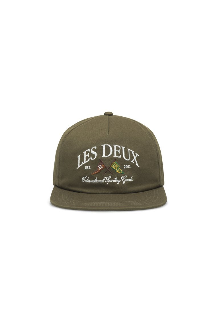 Olivgrüner Hut mit flachem Schirm, versehen mit weißen gestickten Text "LES DEUX" und überkreuzten Sportgerätemotiven. Hergestellt aus Stoffmaterial.
