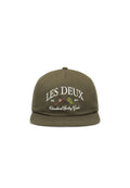 Olivgrüner Hut mit flachem Schirm, versehen mit weißen gestickten Text "LES DEUX" und überkreuzten Sportgerätemotiven. Hergestellt aus Stoffmaterial.
