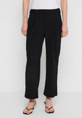 Schwarze Hose mit hoher Taille, gefältelter Vorderseite und dekorativen Knöpfen am Bund. Hergestellt aus einem glatten, leichten Stoff.