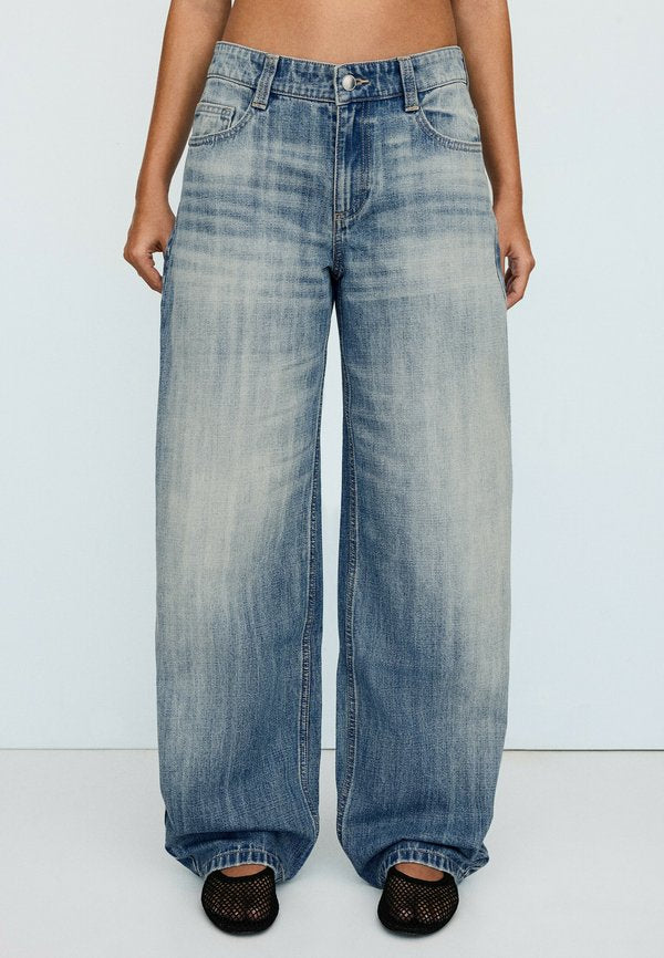 Bershka LOW-RISE BARREL - JEANS - Wide Leg - dark blue