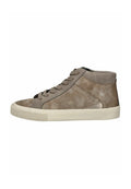 Braune High-Top-Sneaker aus Wildleder mit Schnürung und strukturierter Gummisohle. Besitzt eine glatte Oberfläche und dezente Details an den Seiten.
