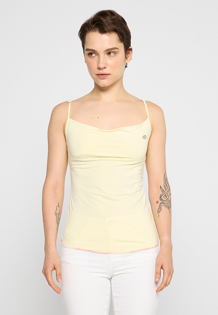 Helles gelbes Trägershirt mit dünnen Trägern, enganliegendem Design, glatter Textur und einem kleinen Logodetail auf der linken Brust.