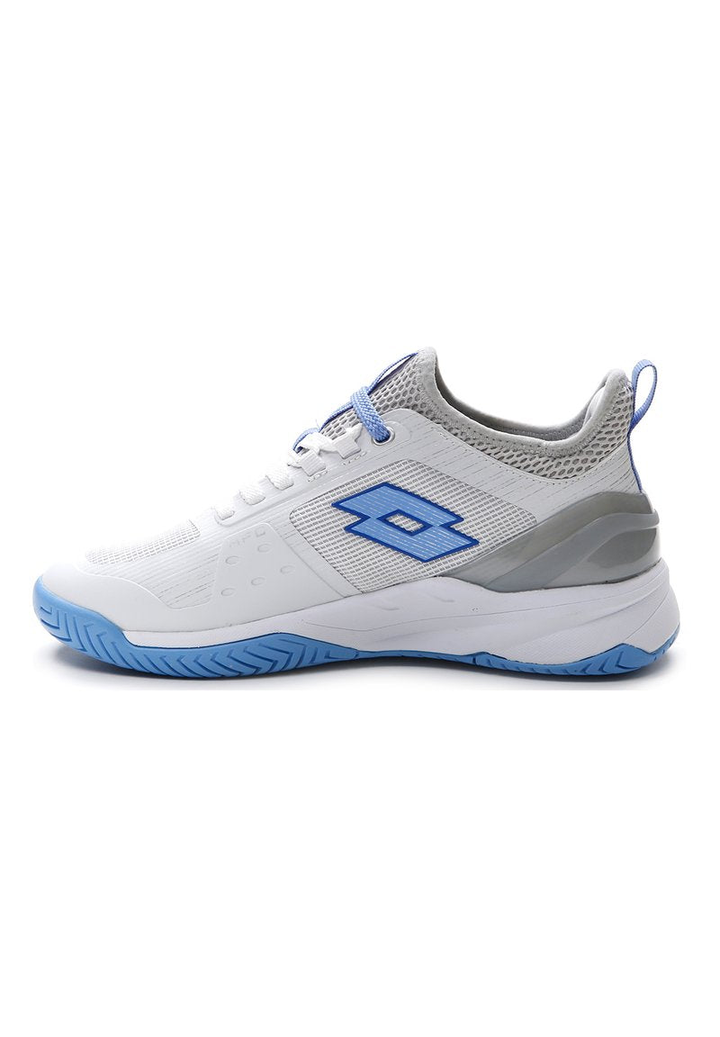 Weißer Sportschuh mit blauen Akzenten, Mesh-Obermaterial, sicheres Schnürsystem, gepolsterter Kragen und strukturierten Gummisohle für Griffigkeit.