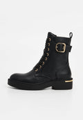 Schwarze Stiefeletten aus strukturiertem Leder mit goldfarbenen Beschlägen, Schnürung vorne und einem seitlichen Riemen mit Schnallendetail.