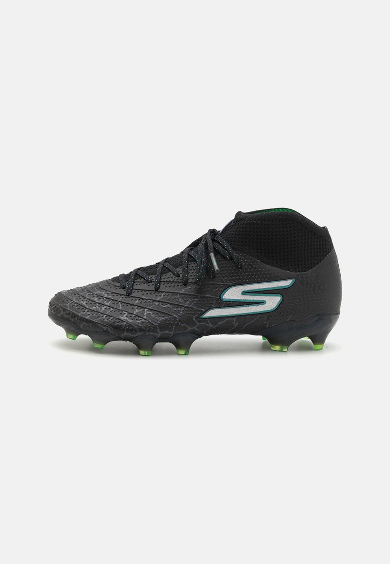 Schwarze Fußballschuhe mit strukturierten Oberflächen, grünen Stollen und schwarzem Mesh-Support am Knöchel, der mit einem reflektierenden Logoelement versehen ist.