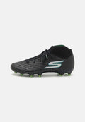 Schwarze Fußballschuhe mit strukturierten Oberflächen, grünen Stollen und schwarzem Mesh-Support am Knöchel, der mit einem reflektierenden Logoelement versehen ist.