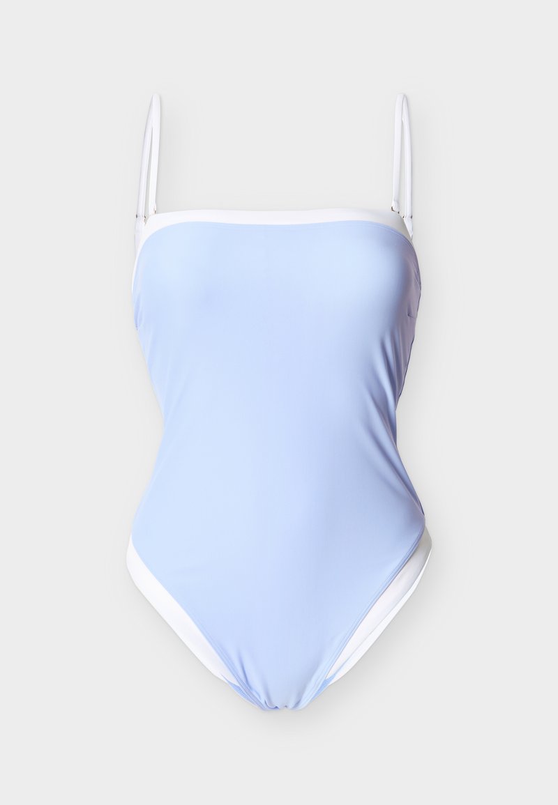 Hellblauer Einteiler-Badeanzug mit dünnen, weißen verstellbaren Trägern und weißer Einfassung entlang des oberen Randes und der Beinöffnungen.