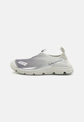 Leichte Slipper aus grauem und weißem Mesh-Obermaterial. Strukturierte Oberfläche, Gummi-Außensohle und dezente Branding-Details.