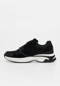 Schwarze Sportlich Sneaker aus Mesh- und Wildledermaterialien, mit Schnürdesign, Logo an der Seite, weißen und schwarzen Sohlenakzenten, strukturierten Oberflächen.