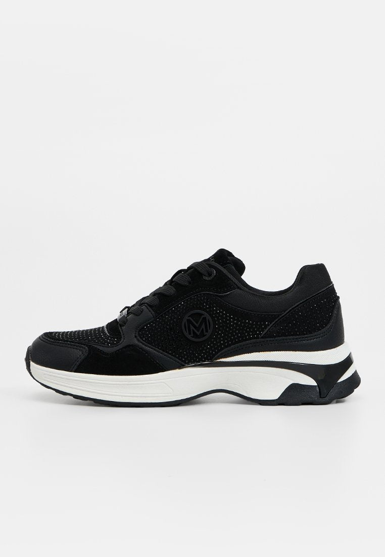Schwarze Sportlich Sneaker aus Mesh- und Wildledermaterialien, mit Schnürdesign, Logo an der Seite, weißen und schwarzen Sohlenakzenten, strukturierten Oberflächen.