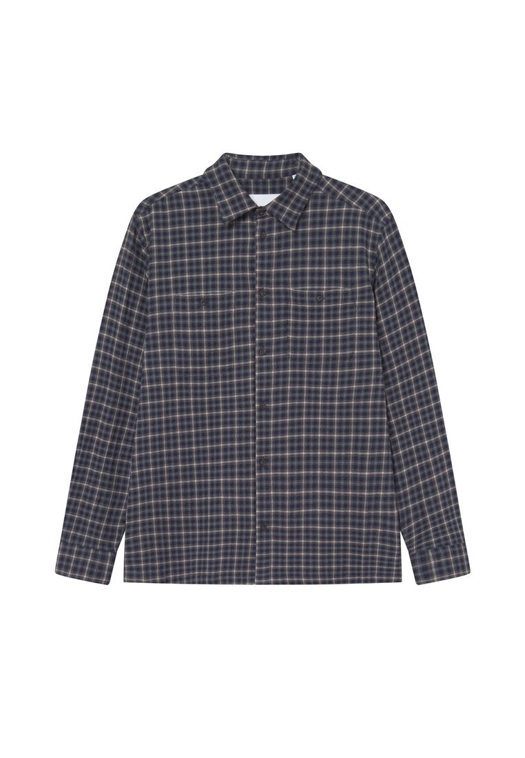 Langärmliges Flanellhemd in Marineblau mit kariertem Muster. Verfügt über zwei Brusttaschen, Knopfverschluss und einen klassischen Kragen.