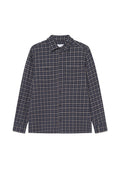 Langärmliges Flanellhemd in Marineblau mit kariertem Muster. Verfügt über zwei Brusttaschen, Knopfverschluss und einen klassischen Kragen.