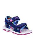 Offener Kindersandale mit marineblauen Riemen, Regenbogenstoff-Details, rosa Herzakzent und rosa-weißer Gummisohle.