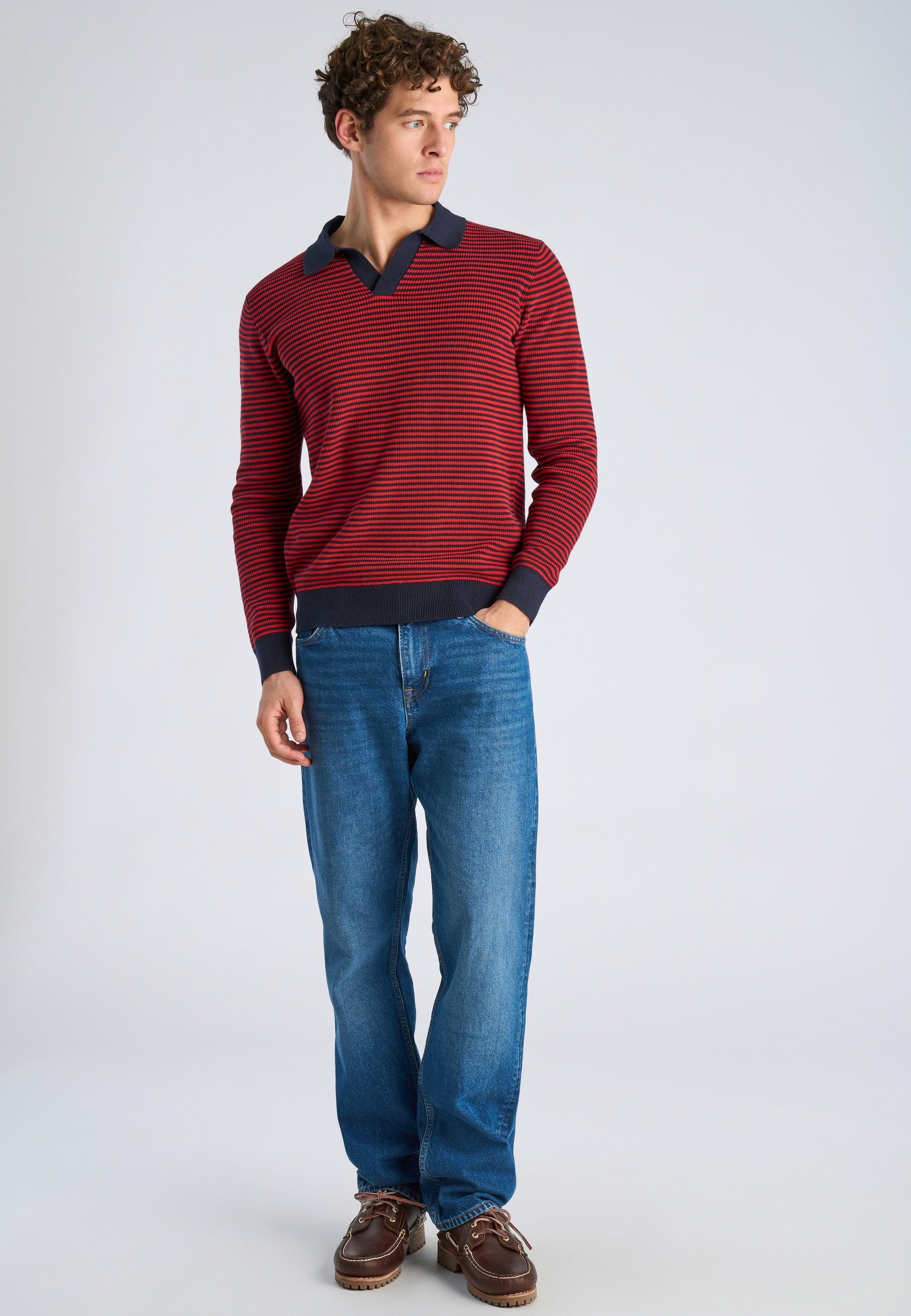 V-NECK  Media 2