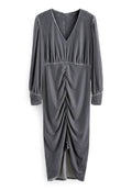 Graues Samtkleid mit langen Ärmeln, V-Ausschnitt und gerafften Details an der Taille und dem Saum. Verfügt über einen versteckten Reißverschluss auf der Rückseite.
