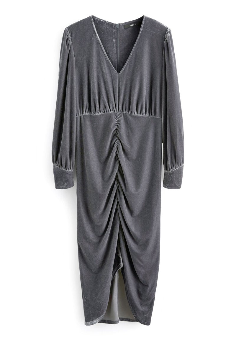 Graues Samtkleid mit langen Ärmeln, V-Ausschnitt und gerafften Details an der Taille und dem Saum. Verfügt über einen versteckten Reißverschluss auf der Rückseite.