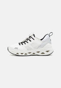 Weiße Sport sneaker mit schwarzen Schnürsenkeln, Obermaterial aus Mesh, perforiertem Design, grauen Akzenten und einer gepolsterten Sohle mit Ausschnitten.