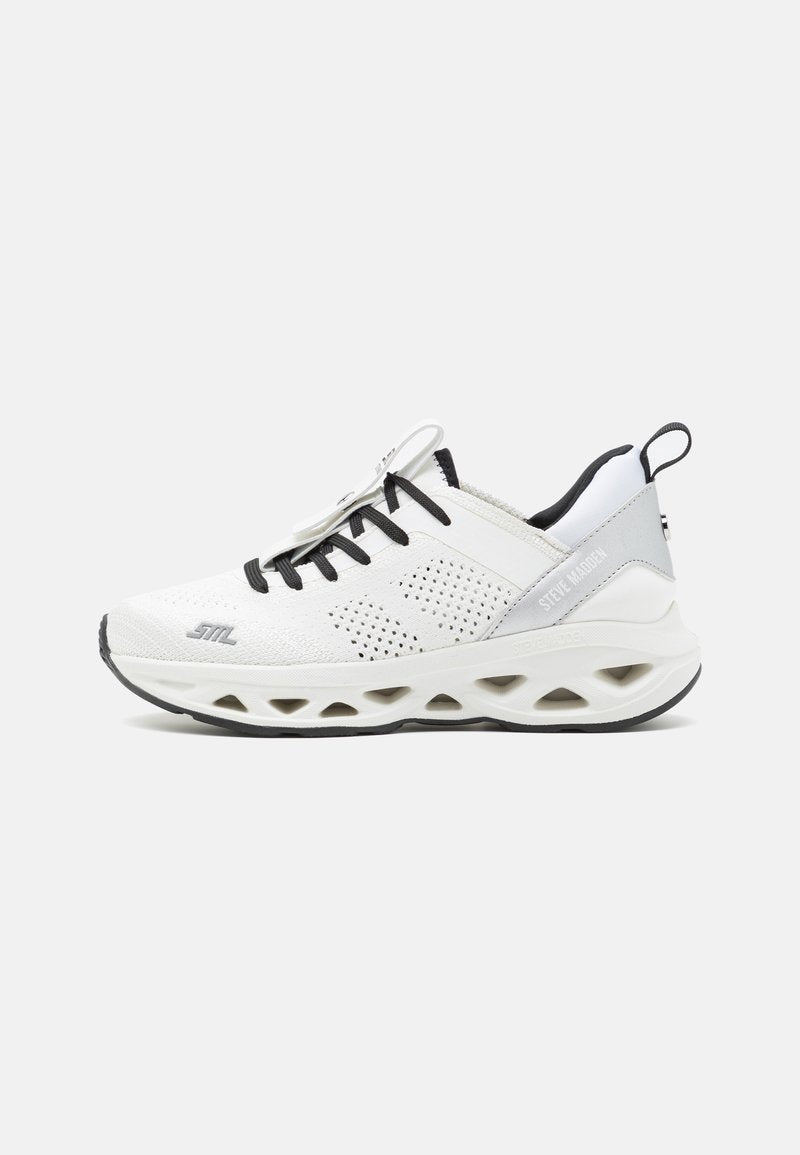 Weiße Sport sneaker mit schwarzen Schnürsenkeln, Obermaterial aus Mesh, perforiertem Design, grauen Akzenten und einer gepolsterten Sohle mit Ausschnitten.