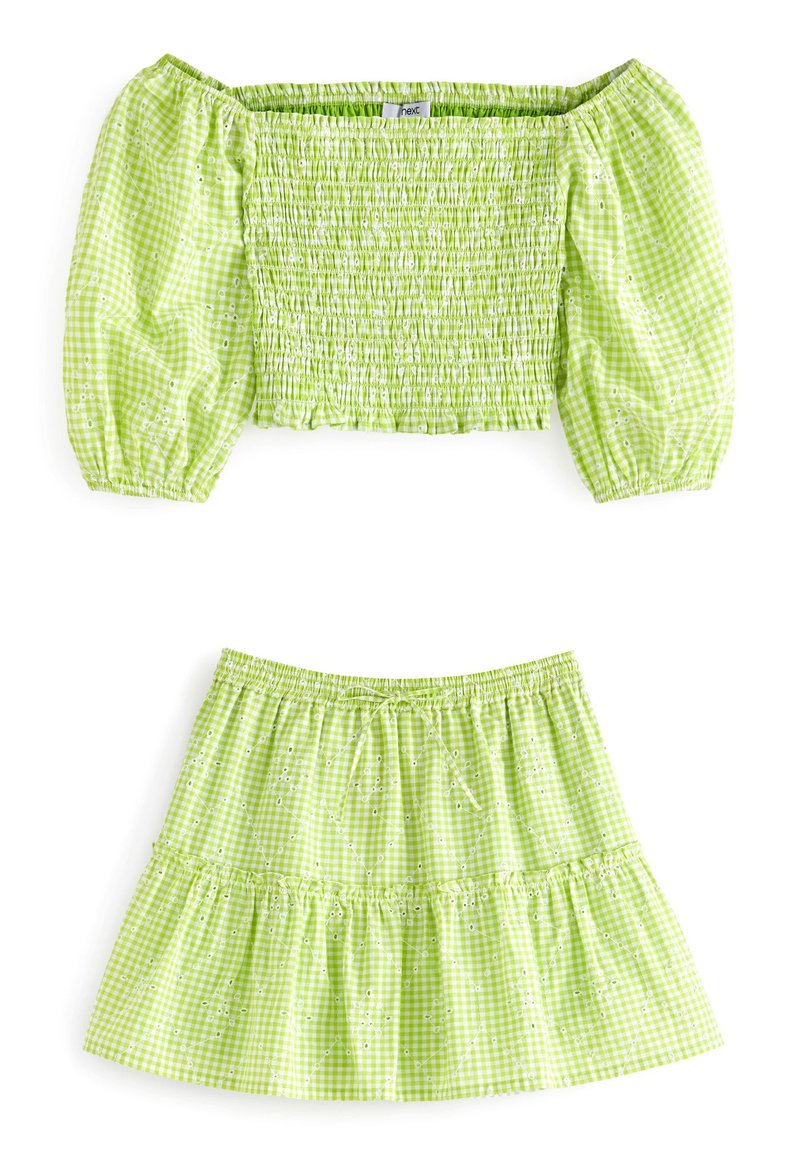 Grünes Gingham-Crop-Top mit Puffärmeln und gerafftem Brustbereich, kombiniert mit einem passenden, gestuften Rock mit elastischem Bund und Lochmuster-Details.