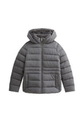 Grau gepolsterte Jacke mit Kapuze, mit einem Reißverschluss auf der Vorderseite, zwei Seitentaschen und einem weichen, strukturierten Innenfutter.