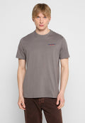 Graues Baumwoll-T-Shirt mit Rundhalsausschnitt und kurzen Ärmeln. Hat ein kleines, blau gedrucktes Logo auf der Brust. Glatte Textur.